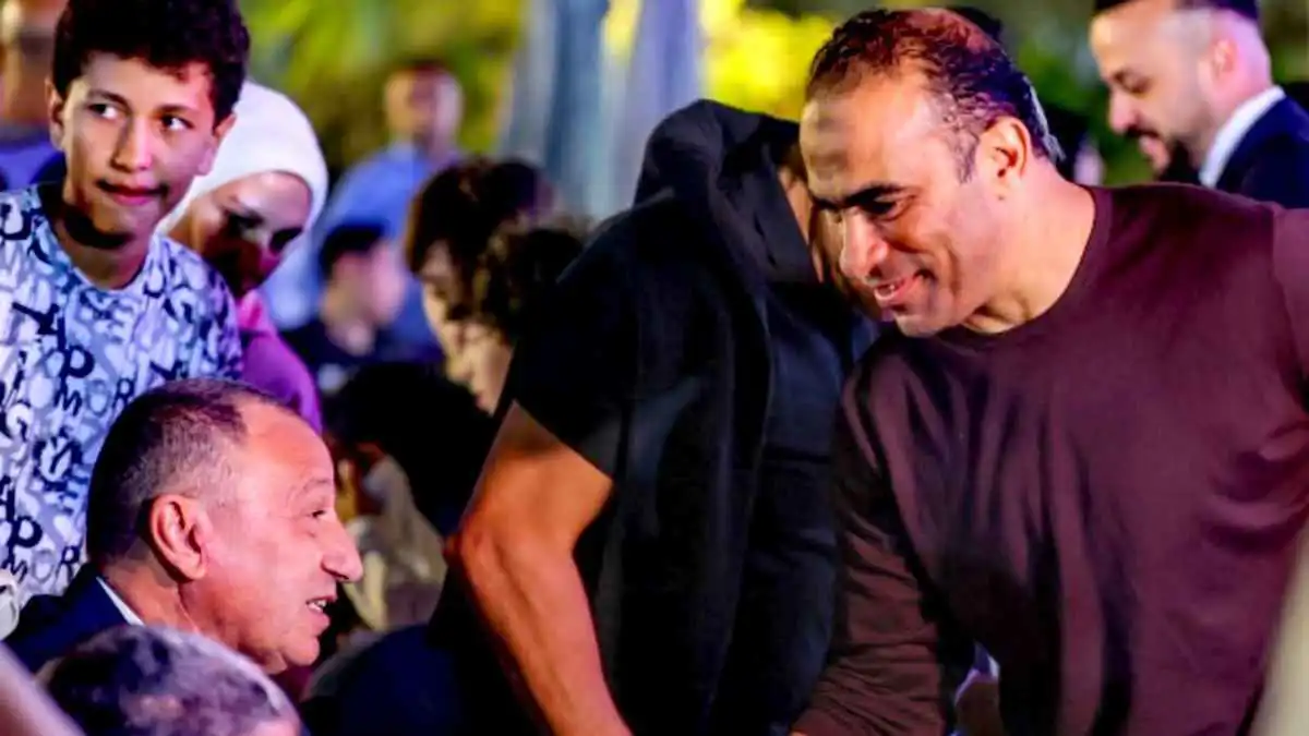 سيد عبدالحفيظ يصافح الخطيب في ندوة بمقر الأهلي بالشيخ زايد