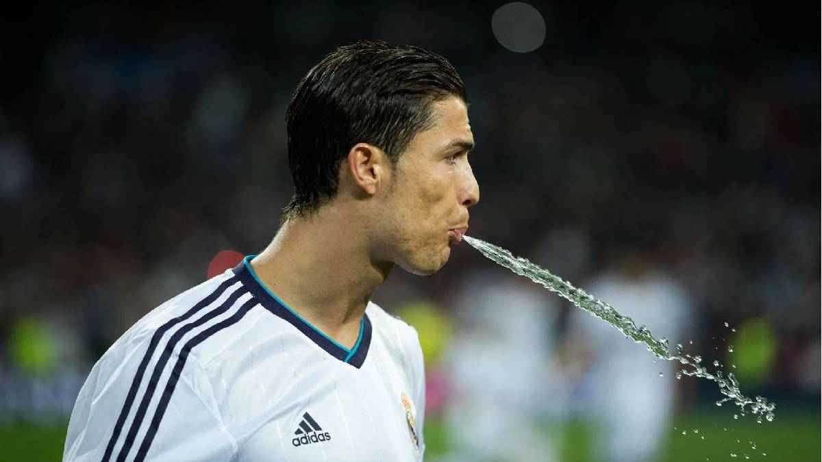 بدلا من شرب الماء.. لماذا يكتفي كريستيانو رونالدو بـ”المضمضة” في المباريات؟