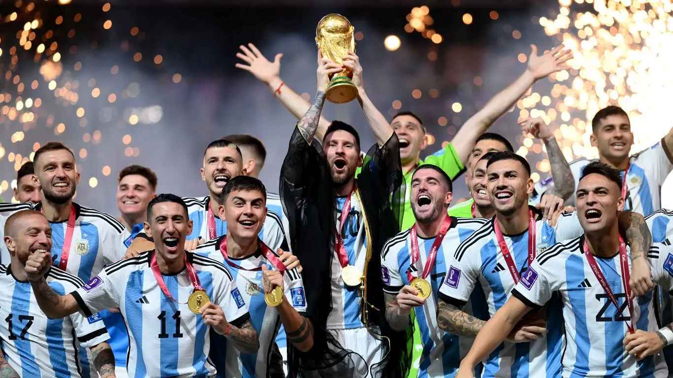 بعد 3 سنوات.. من هم الجنود المجهولون الذين صنعوا أسطورة ميسي في قطر؟