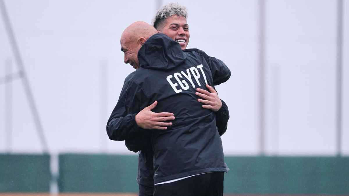 بعد أزمة التغيير.. حسام حسن يصالح إمام عاشور (فيديو)