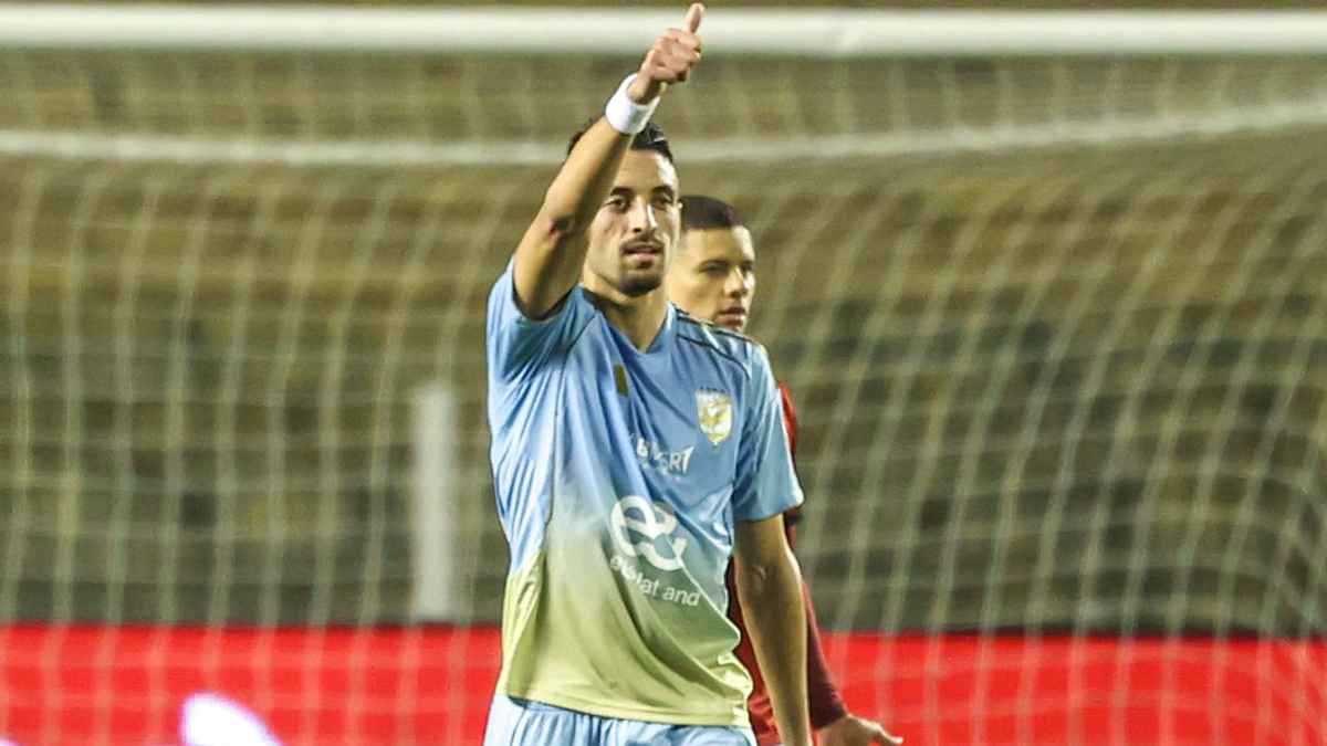 بعد تسجيله هدفًا رائعًا .. عدد مساهمات طاهر محمد طاهر مع الأهلي؟
