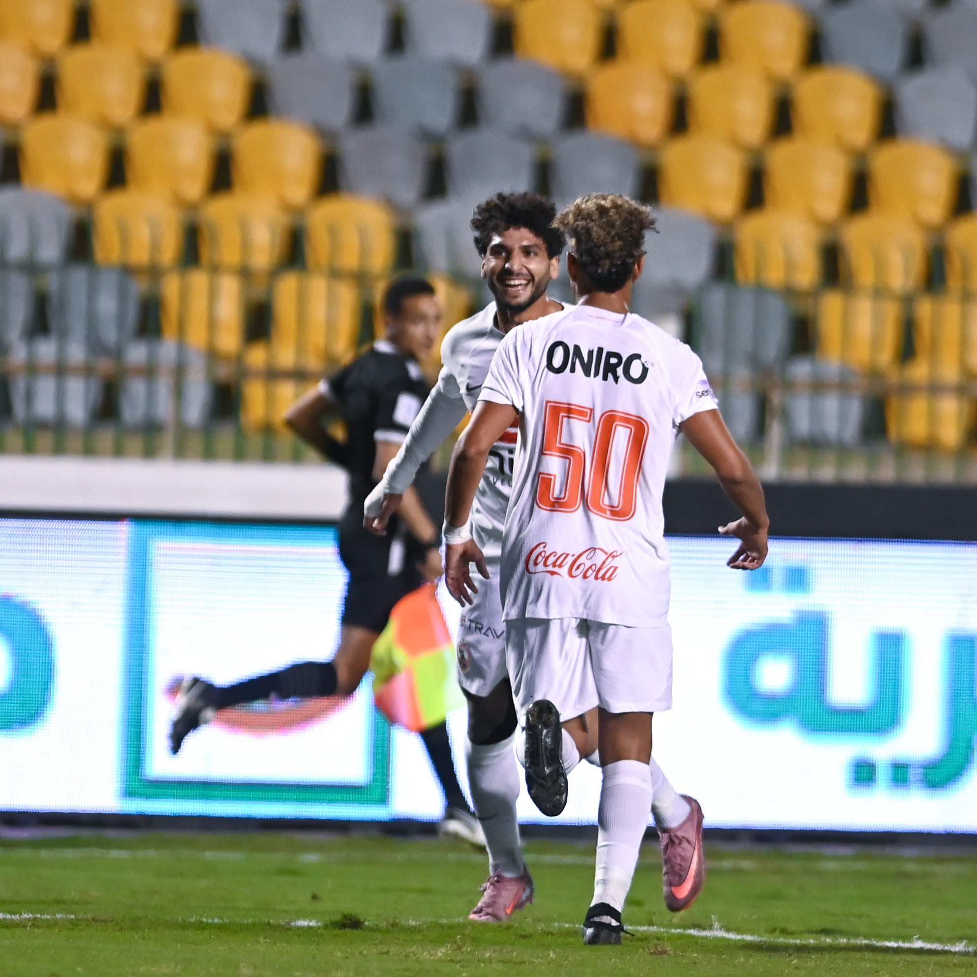 قد تكون صورة كرة قدم، وكرة قدم وتحتوي على النص 'MAUAT ONIRO 50 Coca.Cola Cola Coca رية'