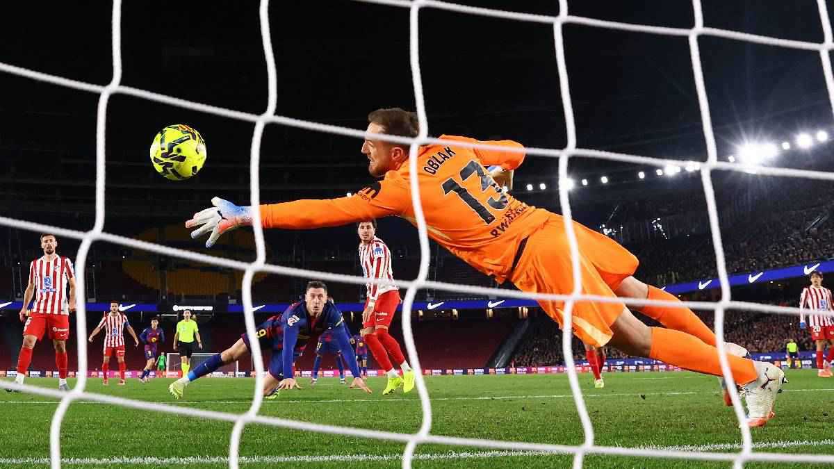 تمركز كارثي.. أكثر لاعب أثار استياء جمهور برشلونة ضد أتلتيكو مدريد