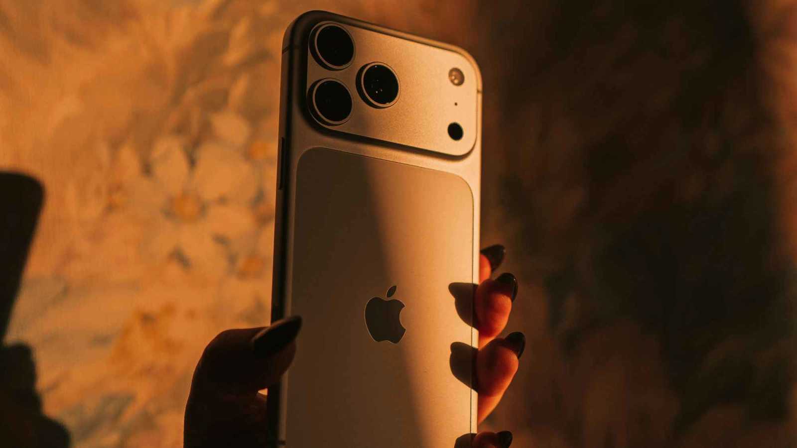 ثورة تصميمية في”أبل”.. ما الذي تخطط له الشركة في آيفون 18؟