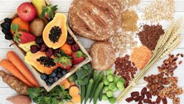 خبير تغذية يوضح أسس إنقاص الوزن الصحي وأهمية التنوع الغذائي المتوازن