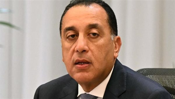 رئيس الوزراء يجري حوارا مع المواطنين المترددين على مركز طب الأسرة بالصف حول الخدمات المقدمة