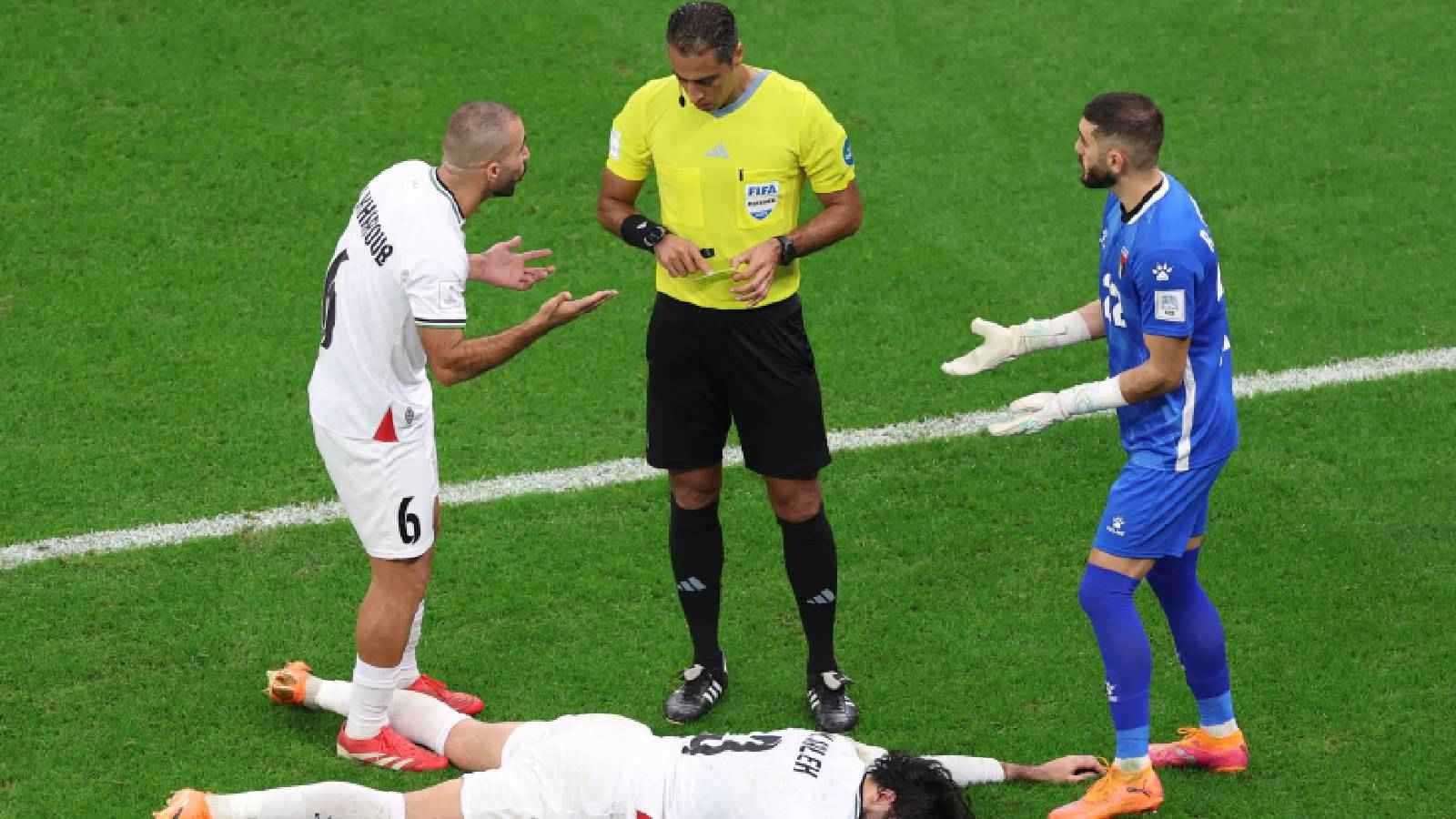 “رجل من ضهر رجل”.. رد ناري من مدافع فلسطين على حكم مباراة السعودية (صورة)