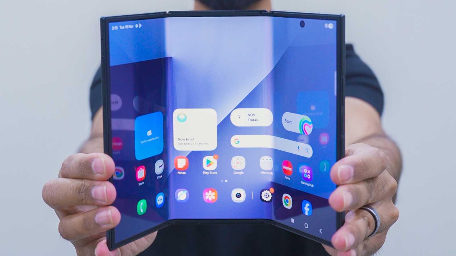 سامسونغ تكشف عن “Galaxy Z TriFold” بشاشة ثلاثية (فيديو وصور)