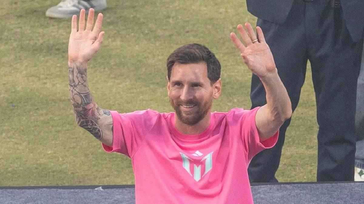 سعرها يقارب مليون جنيه إسترليني.. ملياردير هندي يفاجئ ميسي بـ”ساعة نادرة”