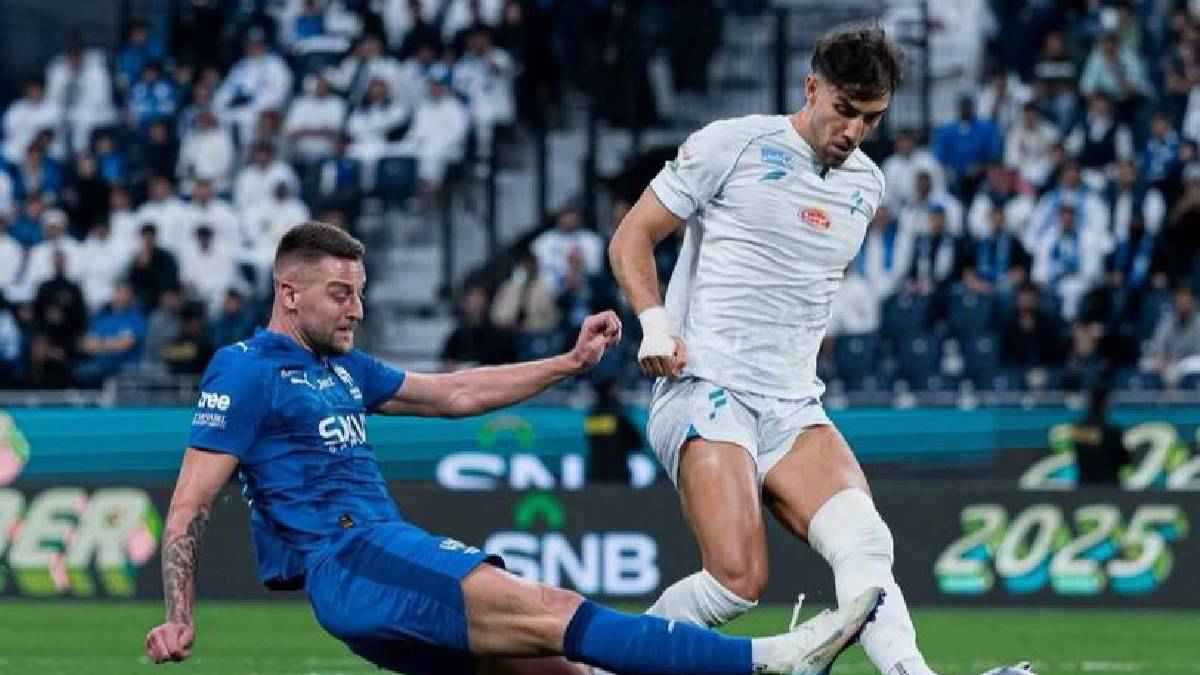 ظهور مفاجئ لنجم الهلال السعودي في مباراة ميلان ولاتسيو (فيديو)