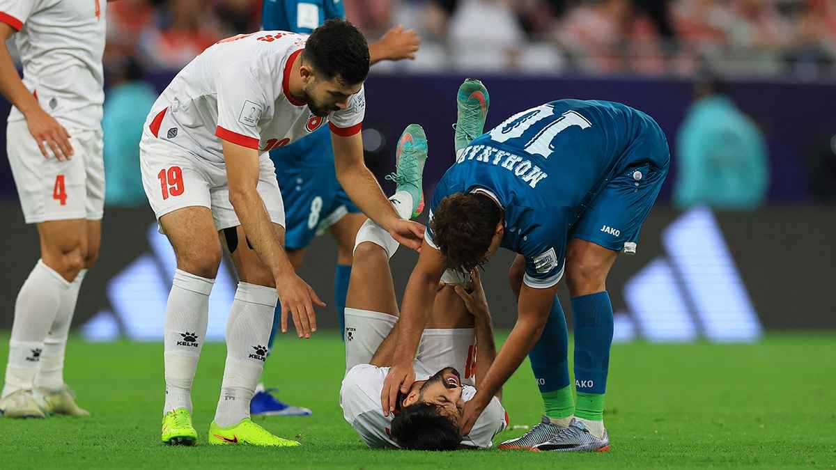 على نقالة.. يزن النعيمات يغادر مباراة العراق والأردن مصابا (فيديو)