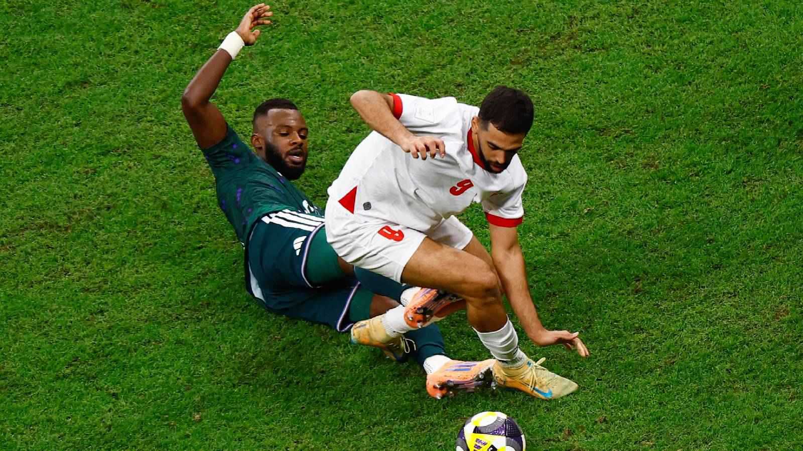 علي علوان نجم الأردن يصدم الأهلي المصري