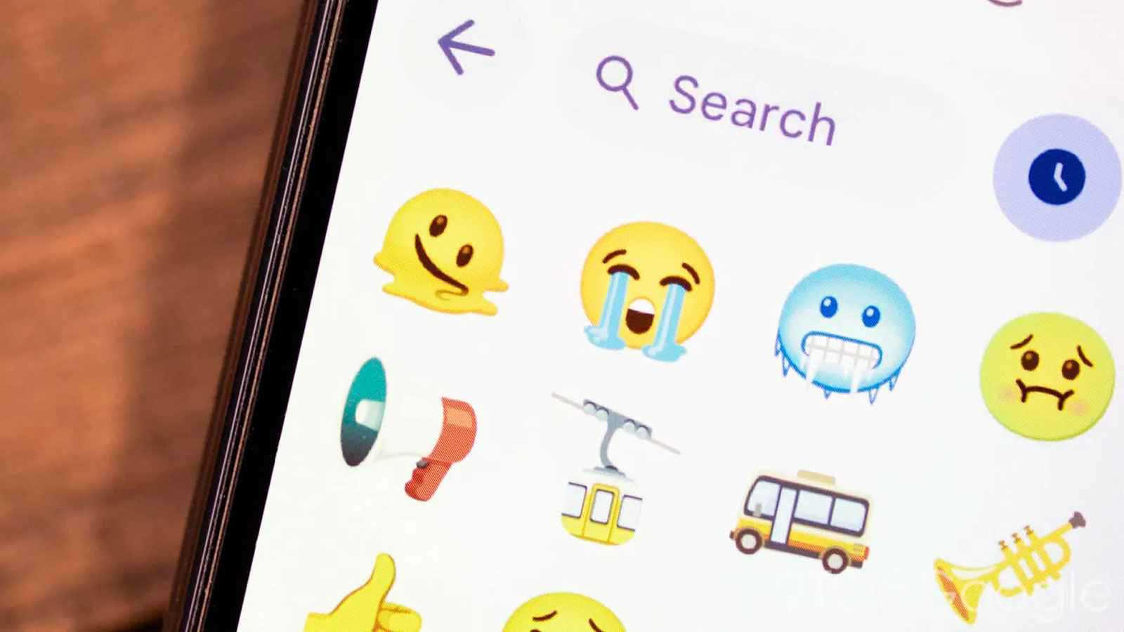 غوغل” تُعيد تصميم “الإيموجي” بمحاكاة أسلوب “أبل