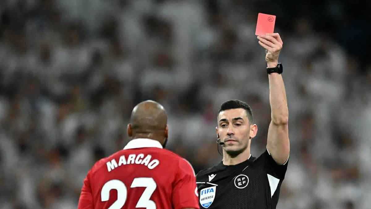 قرارات حساسة كارثية.. تقييم صادم لحكم مباراة ريال مدريد وإشبيلية