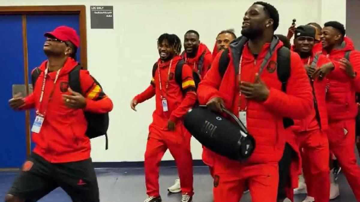 لاعب الزمالك يخطف الأضواء برقصة غريبة قبل لقاء أنغولا وزيمبابوي (فيديو)