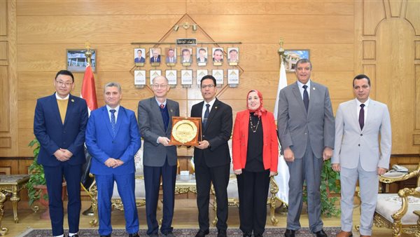 لبحث تعزيز التعاون الأكاديمي والعلمي.. رئيس جامعة بنها يستقبل وفدًا من جامعة هونغ كونغ للتعليم بالصين