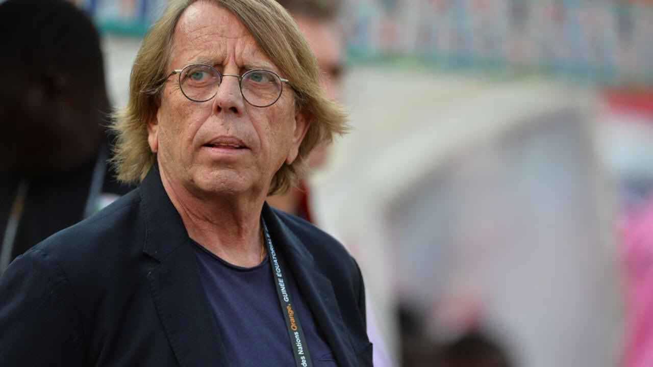 لعبة بين أيدي فيفا.. أسطورة التدريب في إفريقيا يشن هجوما حادا على رئيس “كاف”