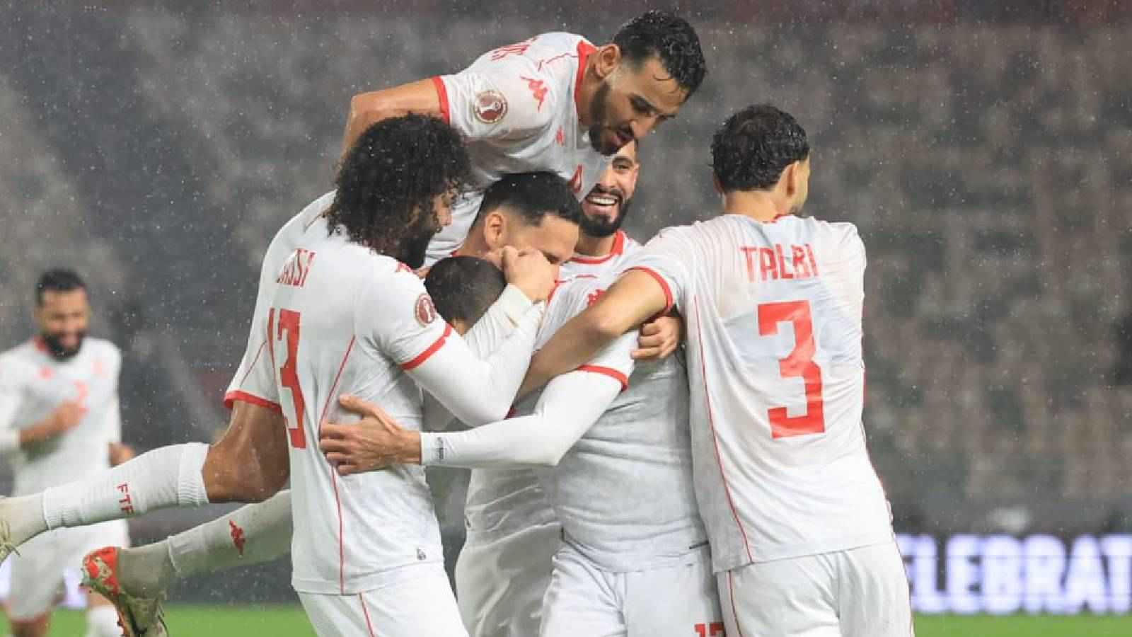 لفتة إنسانية من لاعبي منتخب تونس قبل انطلاق لقاء أوغندا (فيديو)