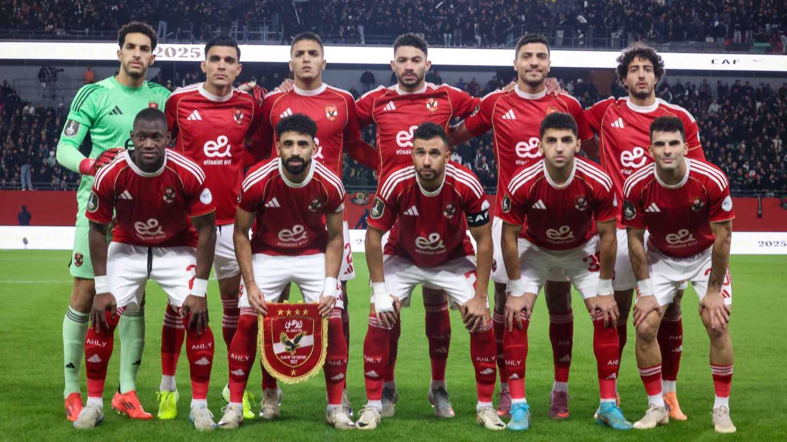 للعمل مع مدربه السابق.. نجم الأهلي المصري يوافق على الرحيل