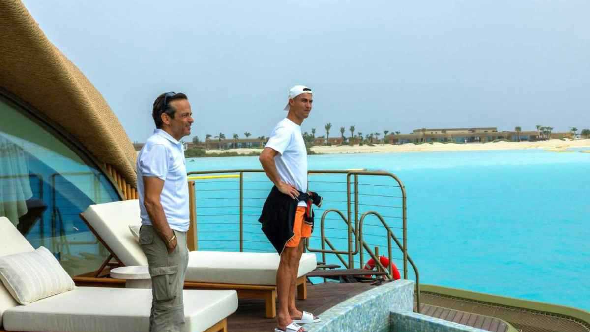 لماذا اشترى كريستيانو رونالدو منزلين في السعودية؟