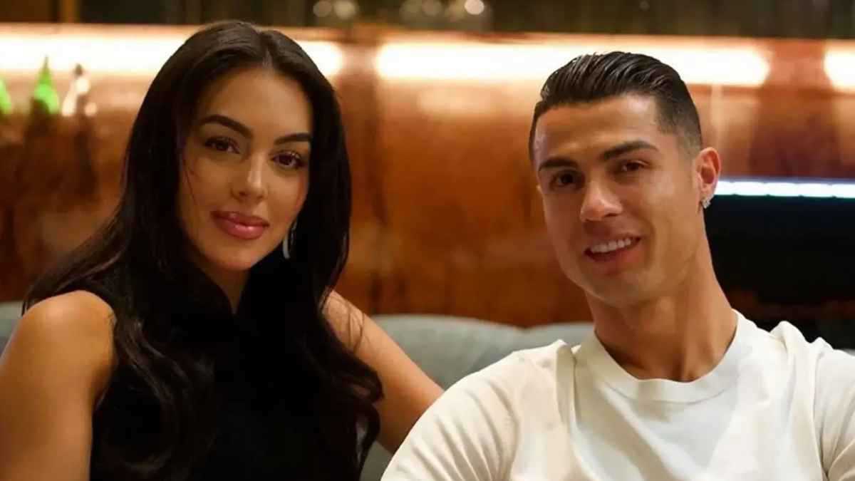 لماذا يستخدم حراس جورجينا رودريغيز مصابيح يدوية في وضح النهار؟ (فيديو)