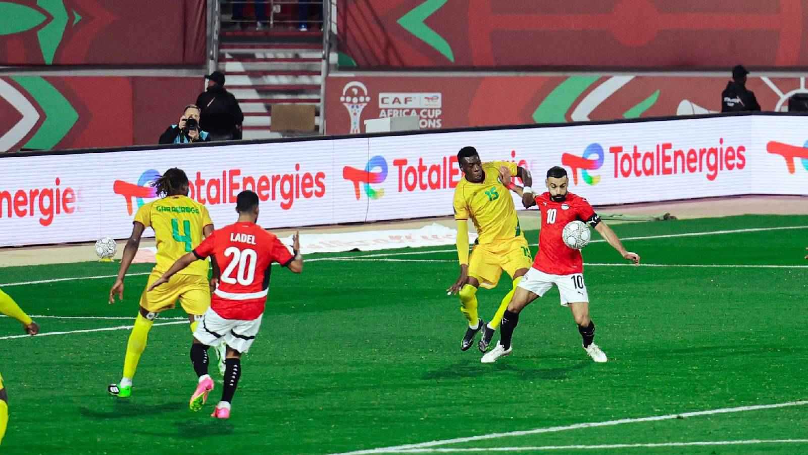 لن نلعب ضد النجوم.. ماذا قال مدرب جنوب إفريقيا عن مواجهة صلاح ومرموش؟