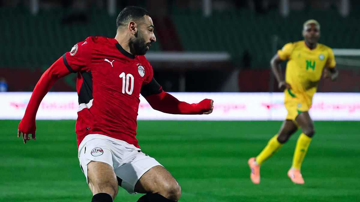 ليس الآن.. محمد صلاح يرفض طلب إعلامي شهير (فيديو)