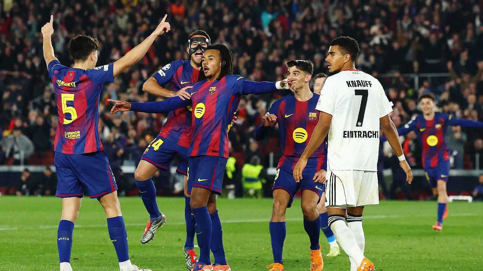 ليس صلاح.. برشلونة يتحرك نحو صفقة من الدوري الإنجليزي