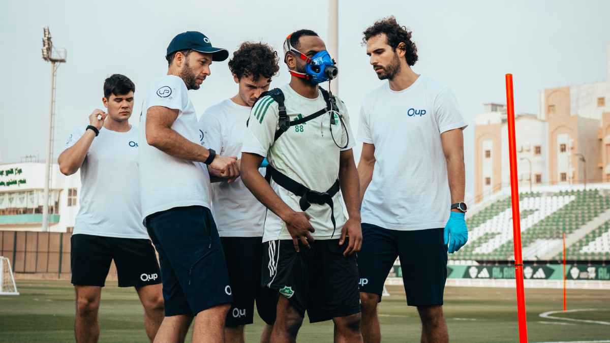 ما سر أقنعة الأكسجين التي ظهر بها لاعبو الأهلي السعودي؟ (فيديو وصور)