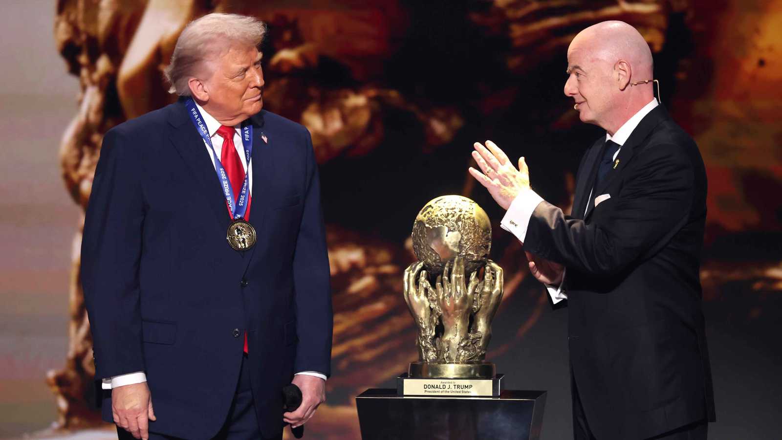 ما هي “جائزة السلام” التي منحها رئيس الفيفا لدونالد ترامب؟