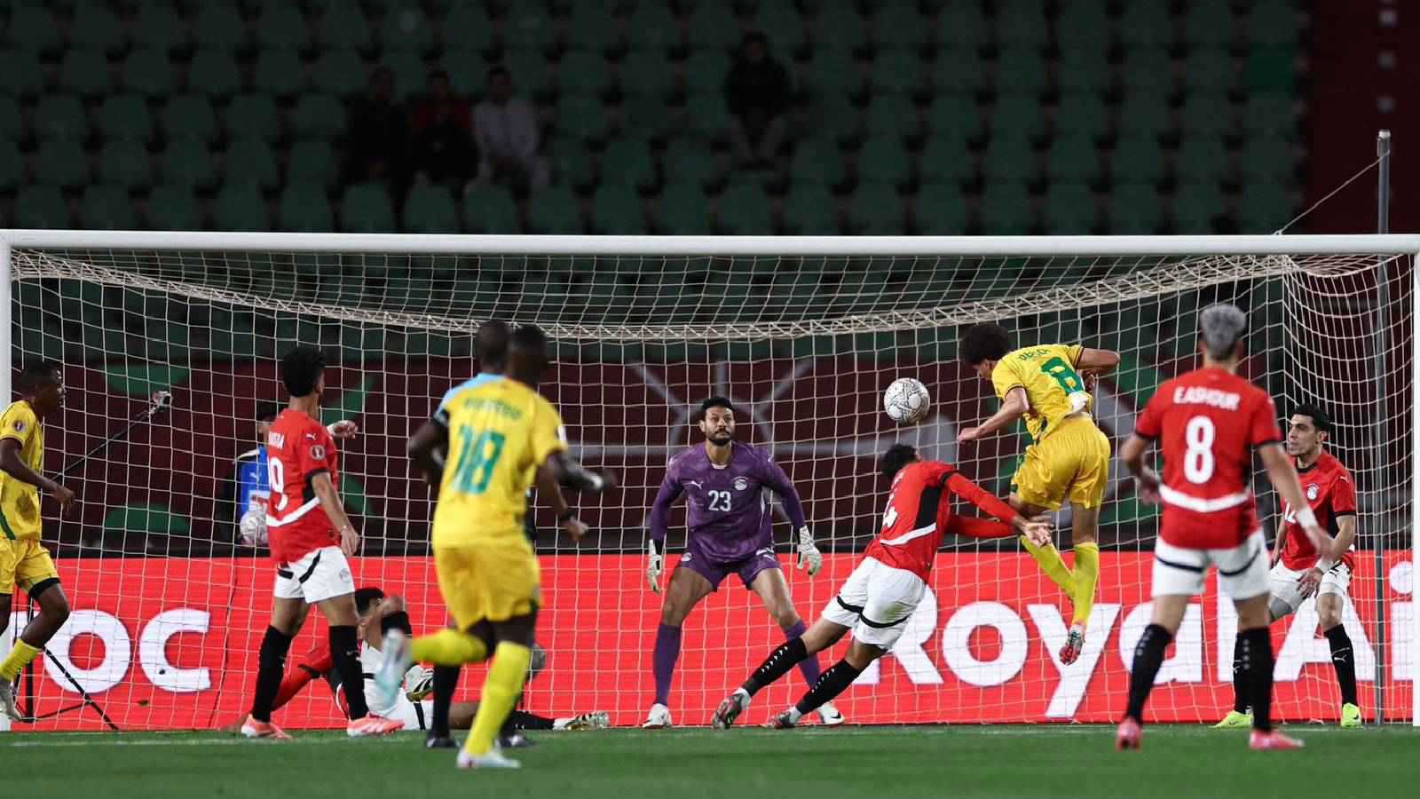 منتخب مصر يفلت من مفاجأة زيمبابوي بلدغة صلاح (فيديو)