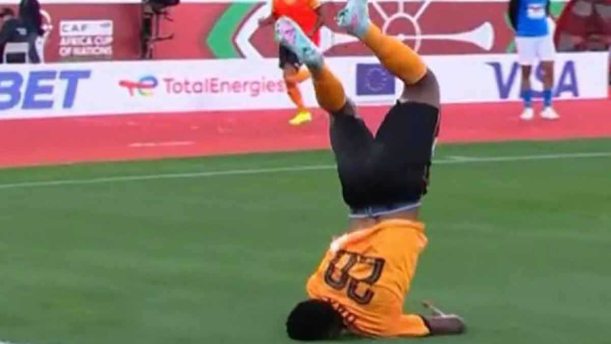 مهاجم زامبيا ينجو من إصابة مروعة بعد هدفه في شباك مالي (فيديو)