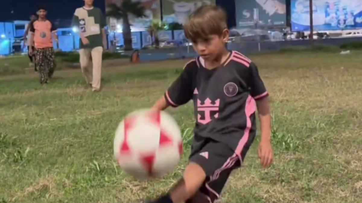 “ميسي اليمن”.. طفل يمني في الثامنة من عمره يحلم بأن يصبح أفضل لاعب في العالم