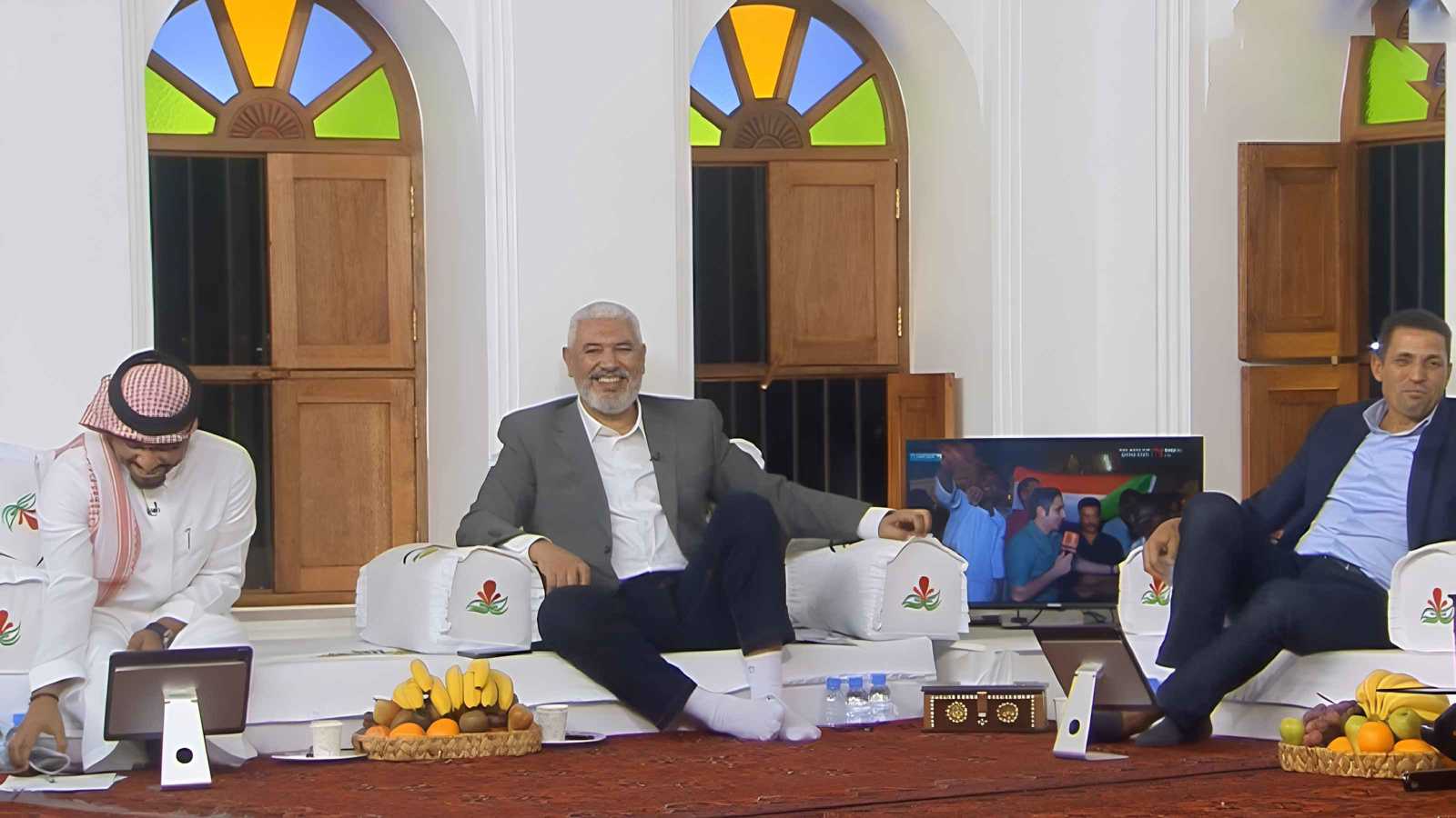 ناصر الشمراني يوضح حقيقة إساءة جمال عبد الحميد للمنتخب السعودي (فيديو)