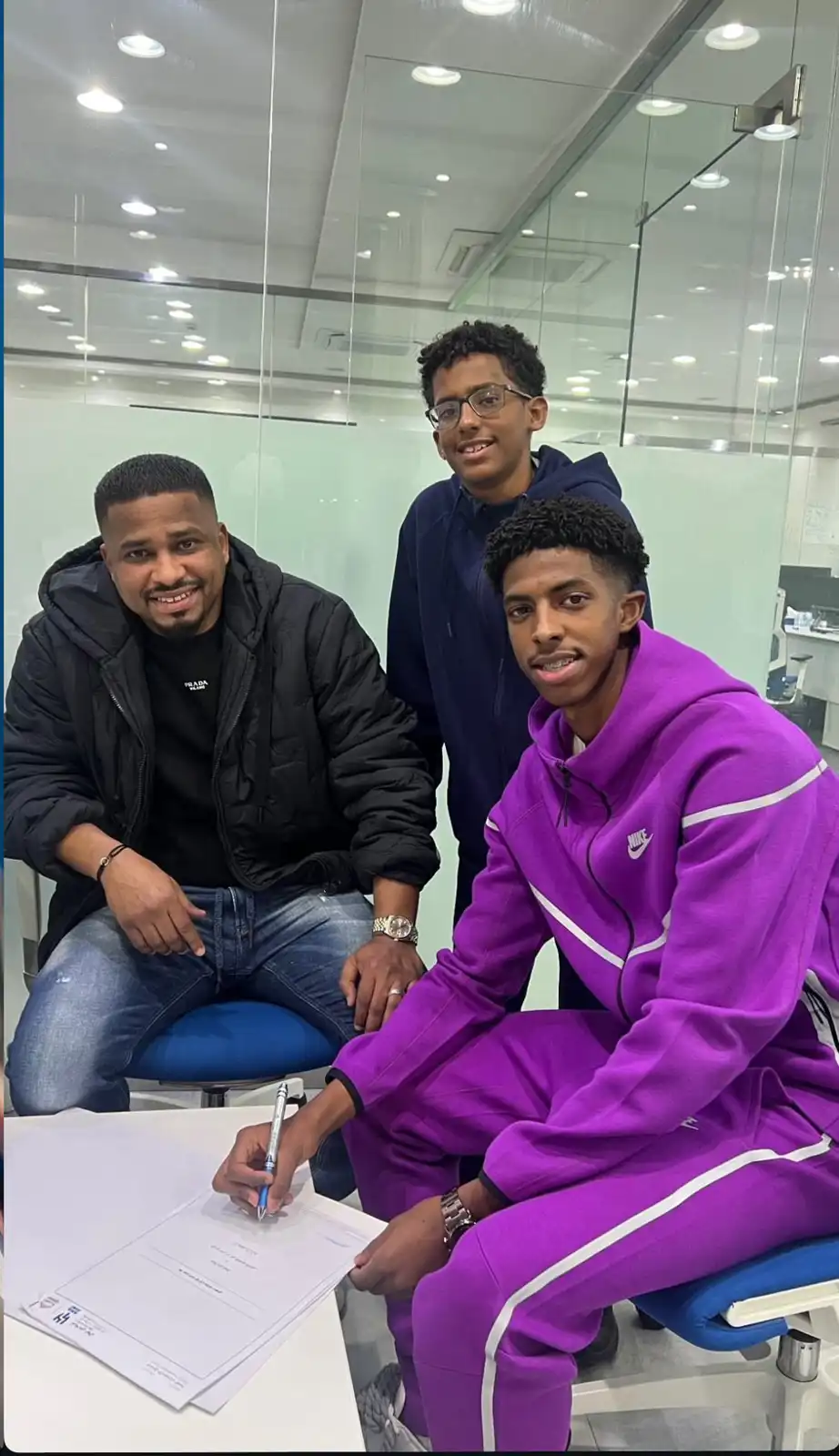 علي ناصر الشمراني يوقع عقدا مع الهلال