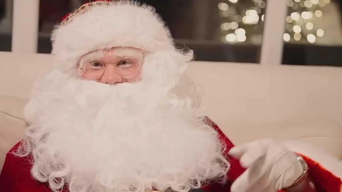 هالاند يتنكر في زي “سانتا كلوز” ويفاجئ الأطفال بهدايا رائعة (فيديو)