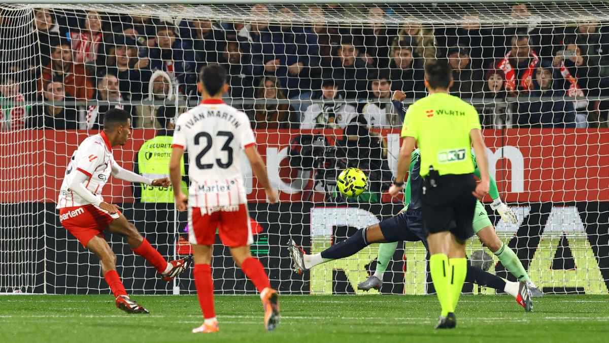 هذا غير طبيعي.. قناة ريال مدريد تعرض “التاريخ الأسود” لحكم مباراة جيرونا (فيديو)