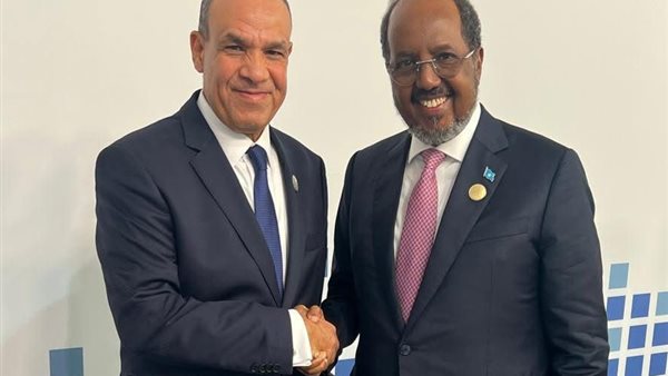 وزير الخارجية والهجرة يلتقي رئيس جمهورية الصومال الفيدرالية على هامش منتدى الدوحة