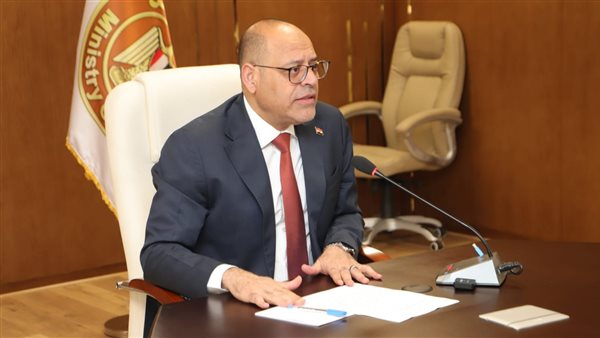 وزير العمل يوجه بمتابعة حالة 7 عمال أصيبوا في سقوط صبّة خرسانية بمبنى تحت الإنشاء ببنها