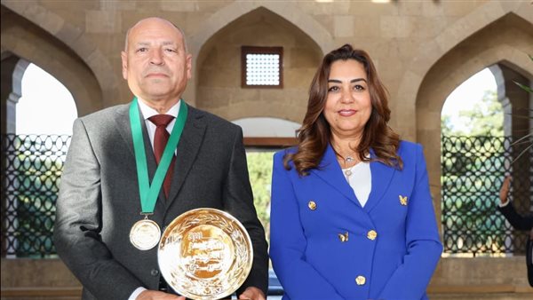 وزيرة التنمية المحلية تهنئ محافظ القاهرة لفوزه بجائزة أفضل محافظ عربي