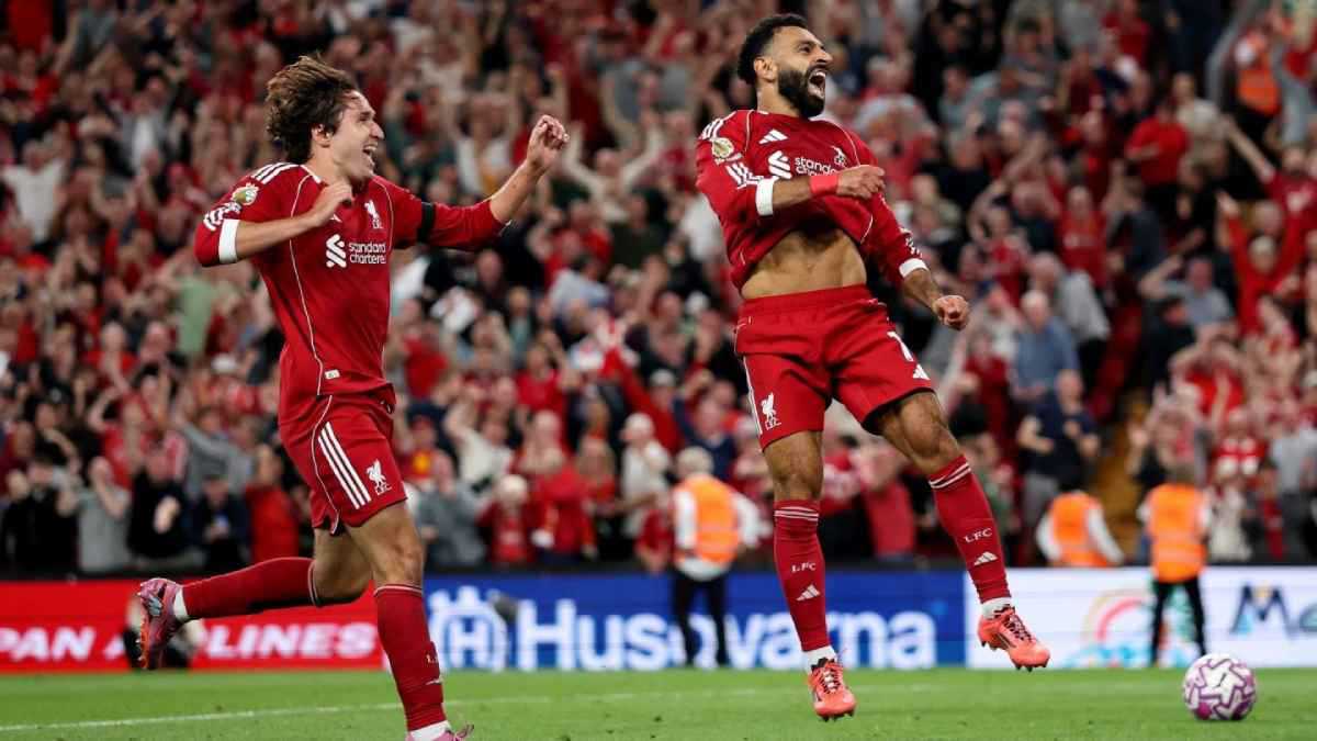 يحبه كثيرًا.. اللاعب الوحيد الذي عانق محمد صلاح لحظة وداعه المحتمل (فيديو)