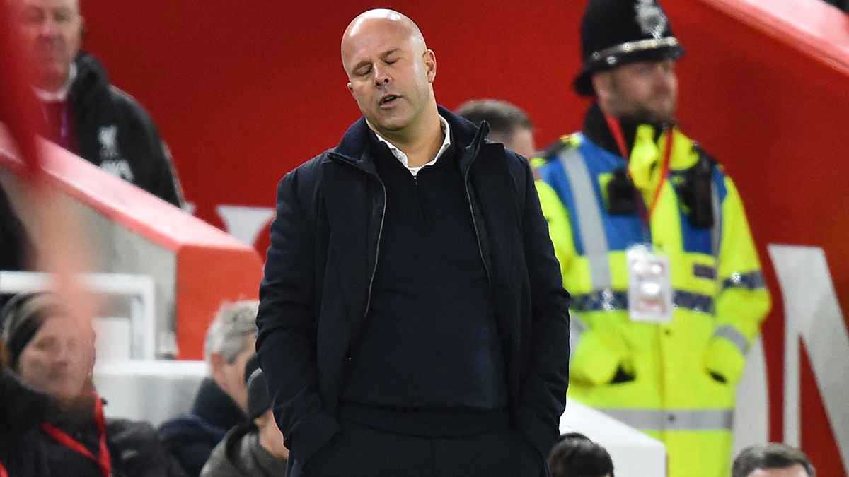 يضحك رغم التعادل.. سلوت يفجر غضب جمهور ليفربول (فيديو)