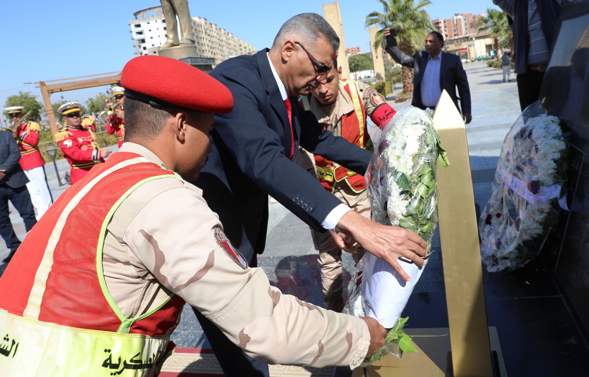 محافظ أسوان يضع إكليل الزهور على النصب التذكارى إحتفالًا بالعيد القومى للمحافظة