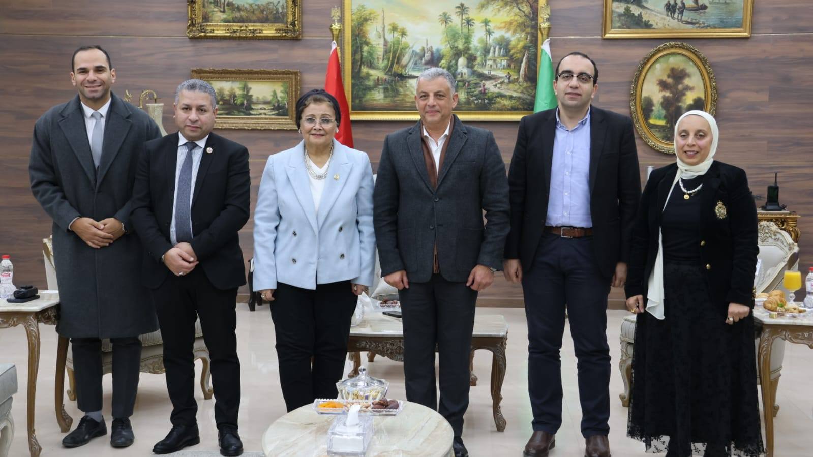 محافظ الإسماعيلية يستقبل نائب وزير الصحة والسكان لشئون السكان وتنمية الأسرة والمشرفة على المجلس القومي للسكان