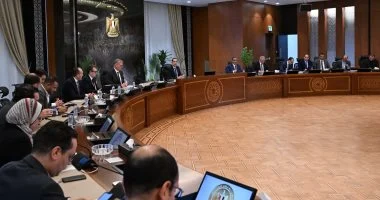 الحكومة تقرر مد مواعيد غلق المحلات والمطاعم للحادية عشرة مساء حتى نهاية أبريل