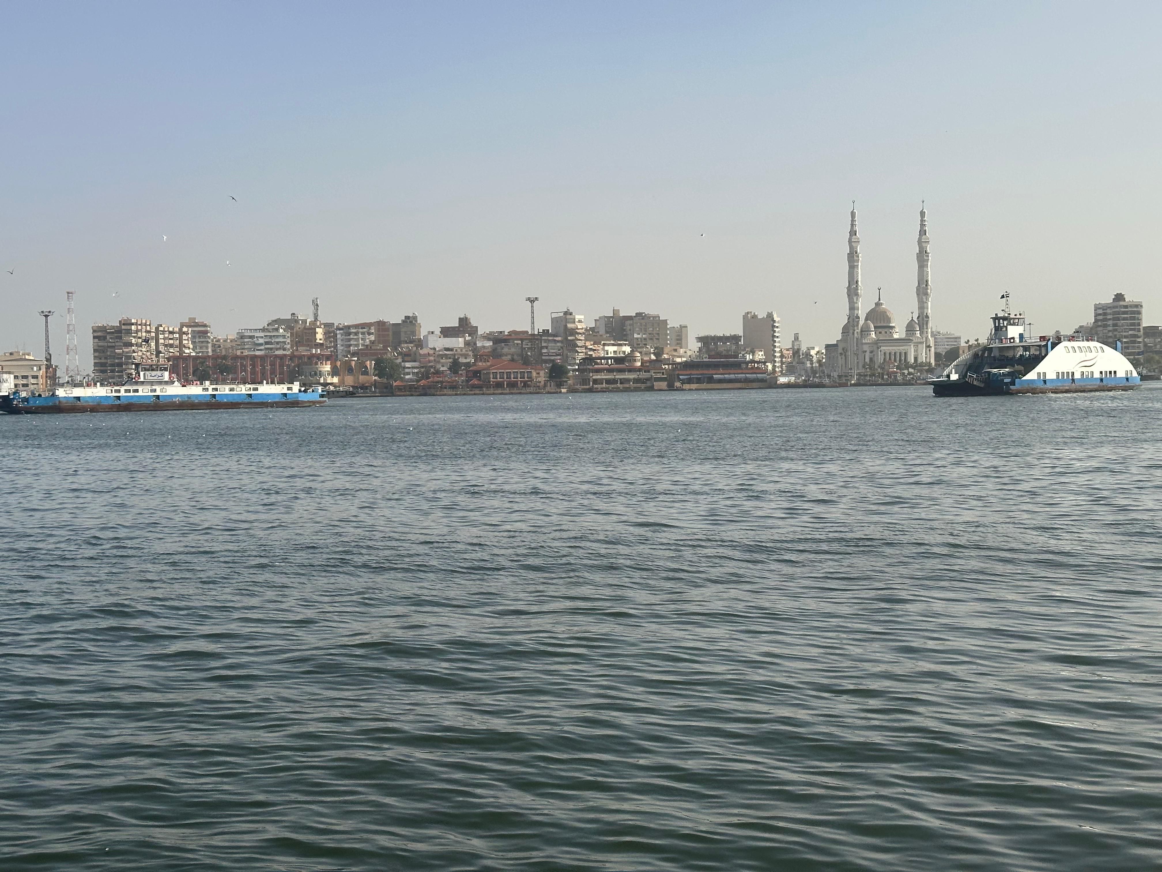 جانب من المعدية والقناة