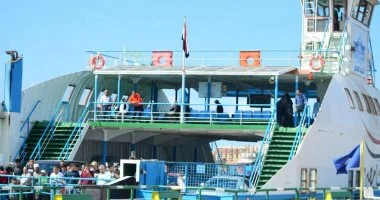 رحلة المعدية في بورسعيد تجربة فريدة للعبور بين قارتي أفريقيا وآسيا وسط قناة السويس صور