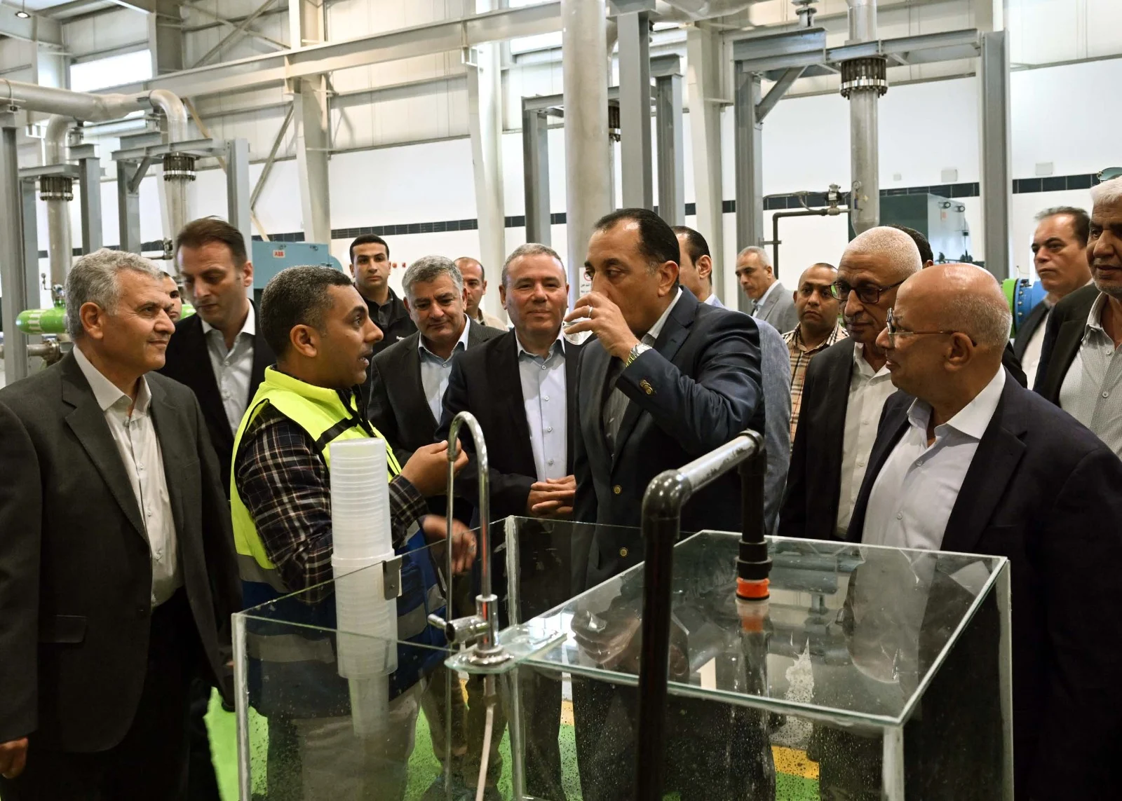 رئيس الوزراء يتفقد محطة تحلية مياه البحر بمدينة العريش (2)