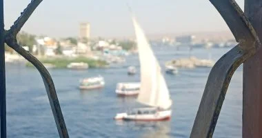 الفلوكة في نيل أسوان رحلة هادئة للسياح بين سحر الطبيعة الخلابة والمعالم التاريخية
