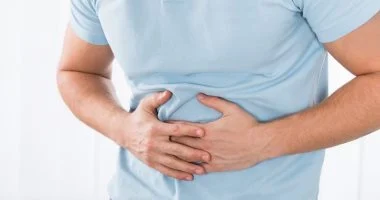 5 أسباب خفية للانتفاخ تتجاوز نظامك الغذائي